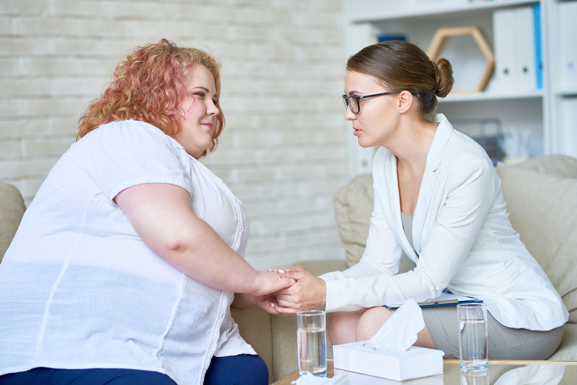 Mujer joven obesa en sesión de psicoterapia