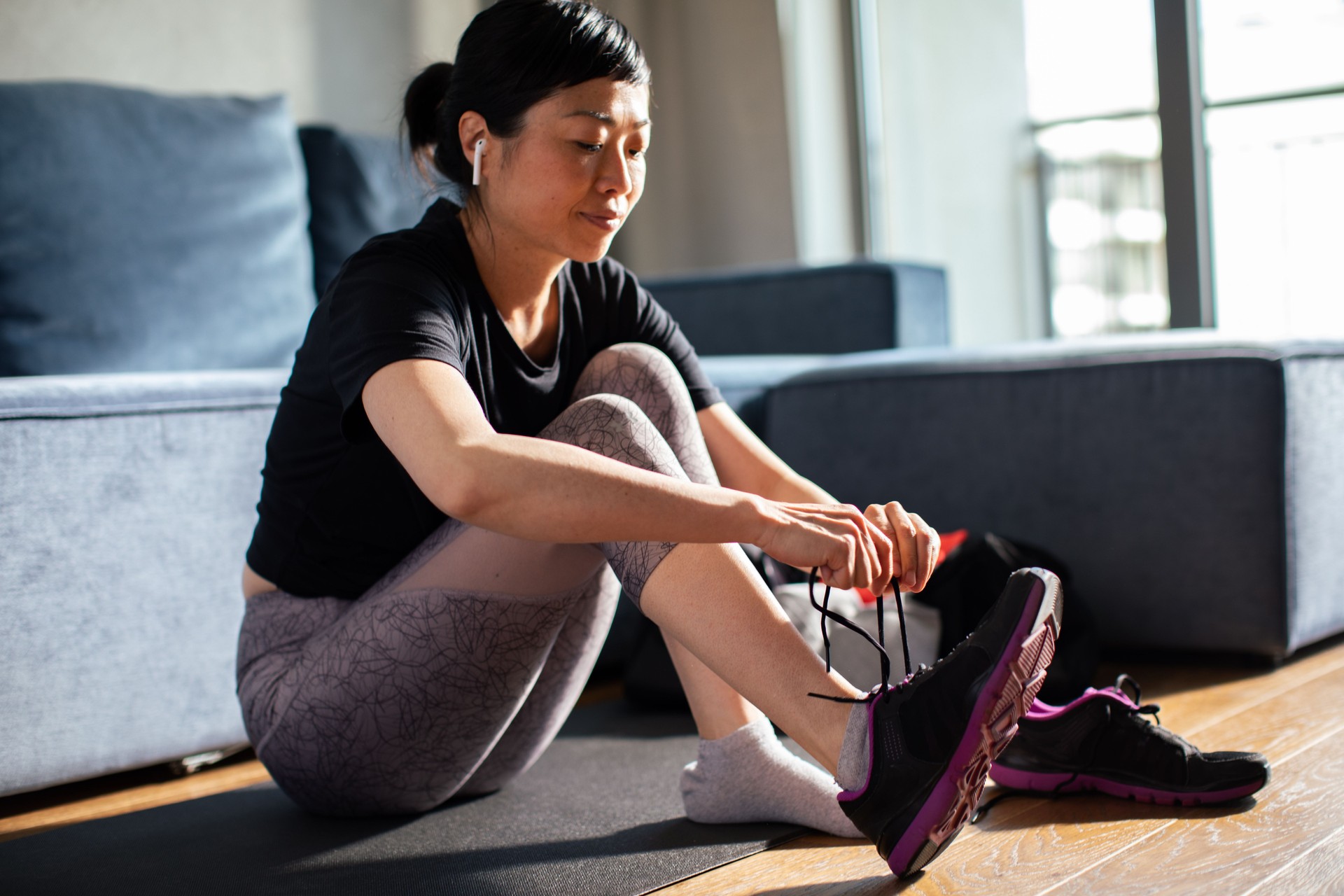 Mujer entrenando, representando la importancia del ejercicio en el Plan MenoFit. Este programa está diseñado para mujeres en perimenopausia y menopausia, combinando entrenamiento de fuerza, nutrición adaptada y análisis epigenético para mejorar la composición corporal, energía y bienestar hormonal