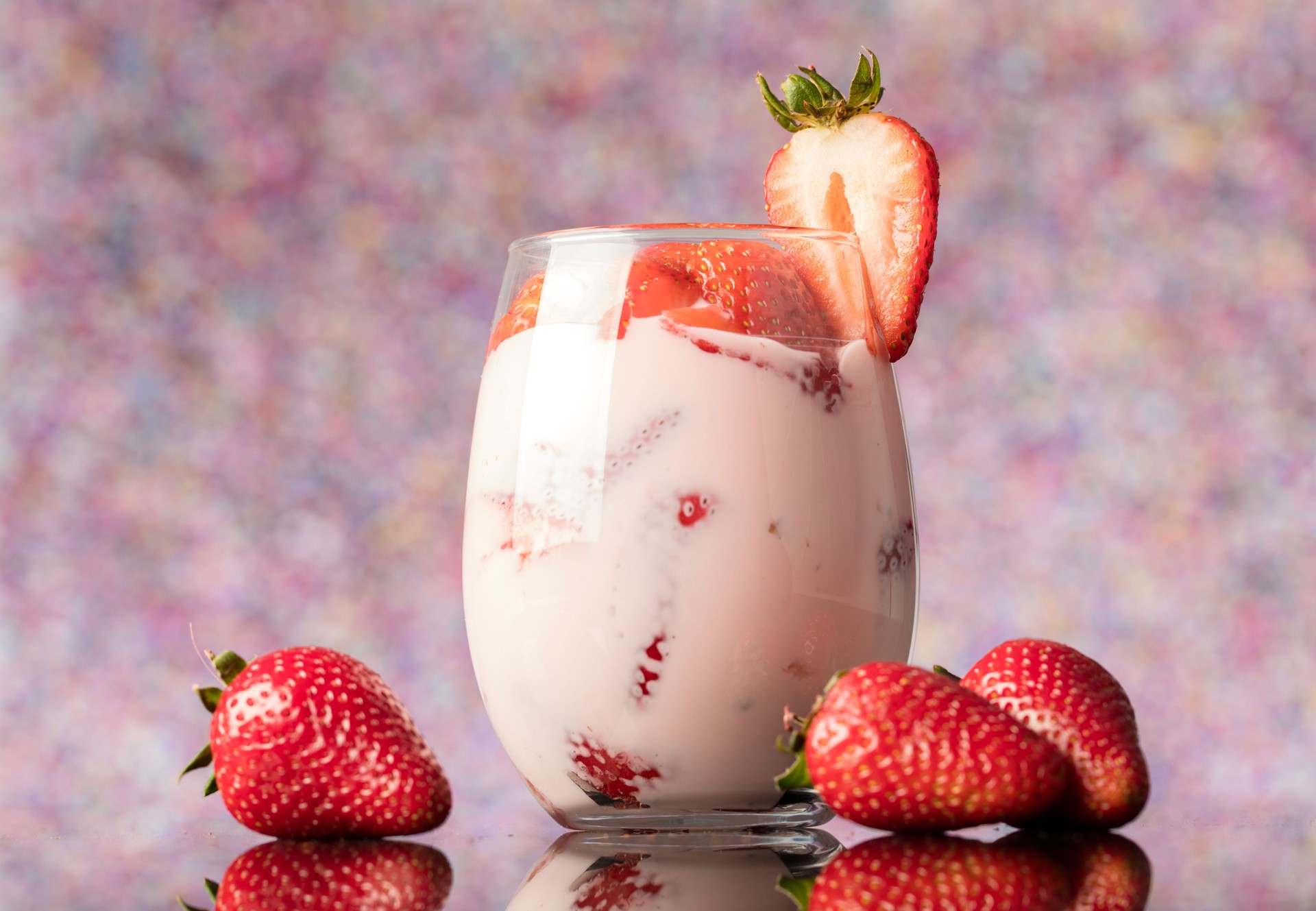 Vaso de yogur con fresas frescas, representando una alimentación equilibrada dentro de mis programas de nutrición personalizados. Diseño planes adaptados a cada persona, ayudando a mejorar la composición corporal y el bienestar a través de una nutrición efectiva y sostenible